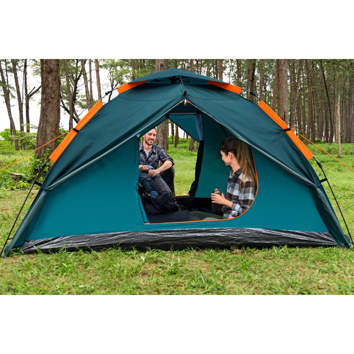 Bestway Zelt für 4 Personen mit Schnellaufbau-System, 350x240x138cm, im Camping-Einsatz mit zwei Personen.