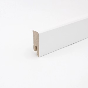 Weiße Sockelleiste Cubica, 40x18x2400 mm, überstreichbar für individuelles Design.