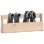 Helles Wand-Schuhregal aus unbehandeltem Kiefernholz mit zwei Paar Schuhen. Platzsparende Schuhaufbewahrung.