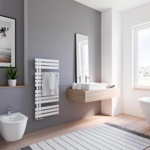 Schulte Design-Heizkörper Breda, 477 W, Alpinweiß im modernen Bad mit Handtuch.