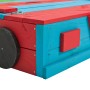 Detailansicht: Bunter SwingKing Sandkasten in Autoform, mit Abdeckung und Rädern.