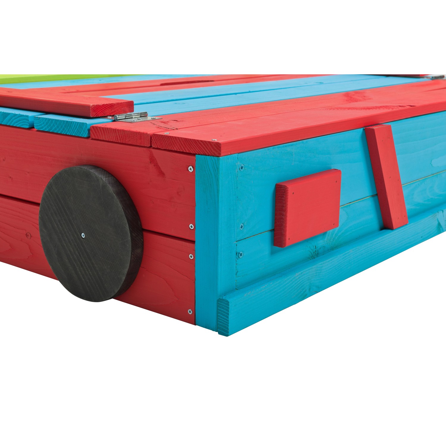 Detailansicht: Bunter SwingKing Sandkasten in Autoform, mit Abdeckung und Rädern.