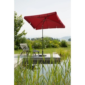 Dunkelroter Schneider Balkonschirm Aquila 225x120 cm mit Push-Up Mechanik auf Terrasse am Wasser.