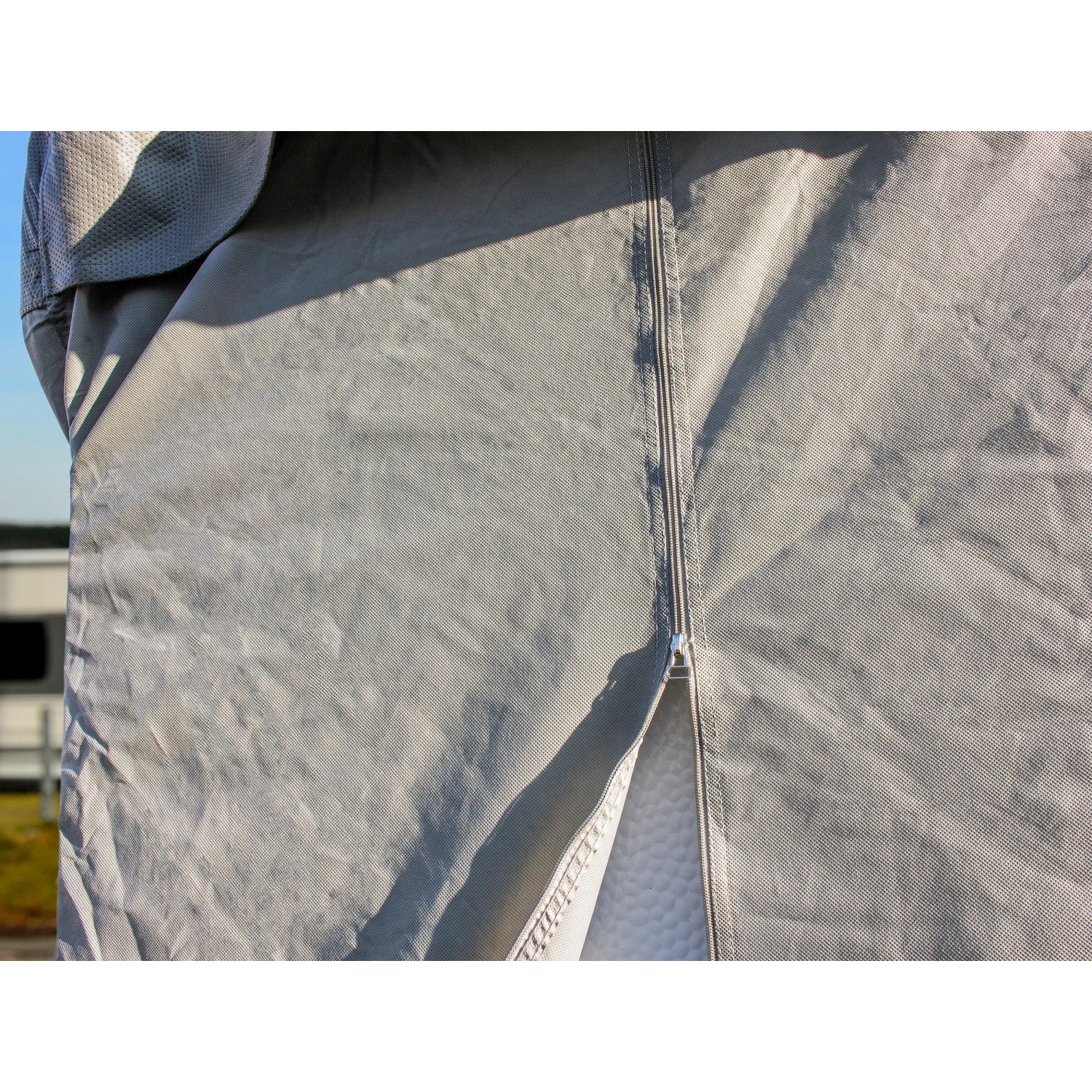 Detailaufnahme: Wohnmobil-Schutzhülle (610x235x270 cm) mit Reißverschluss. Schutz vor Frost und Witterung.