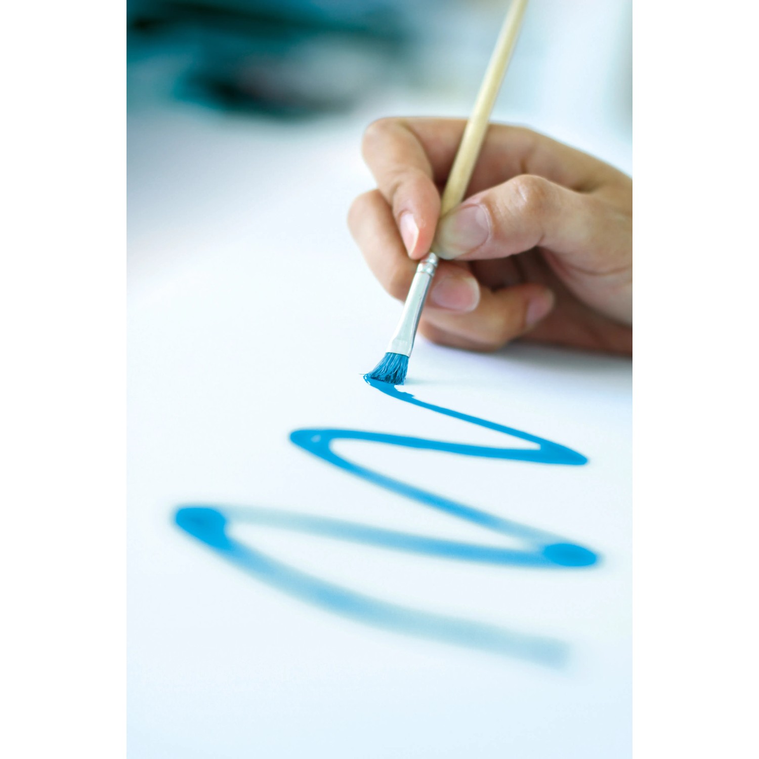 Hand malt blaue Linie mit LUX Feinpinselset (Größe 8, 10, 12) auf Papier.