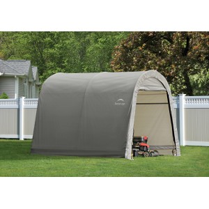 Graues ShelterLogic Foliengerätehaus 9 m² im Garten mit Rasenmäher. Gerätehaus zur Aufbewahrung.