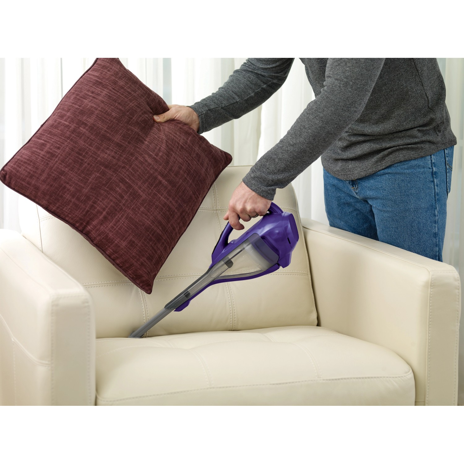 Black+Decker Akku-Handstaubsauger DVA325JP7 reinigt Sofa mit Tierhaarbürste.