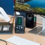 PCE Instruments Feinstaubmessgerät RCM 11 zur Luftqualitätsprüfung auf einem Schreibtisch.