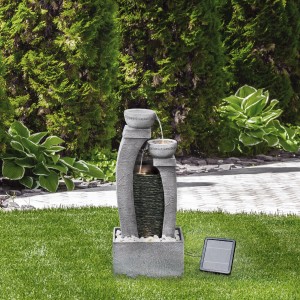 Grauer 3-stufiger Teamson Home Solar Gartenbrunnen mit Wasserfall und LED-Beleuchtung.
