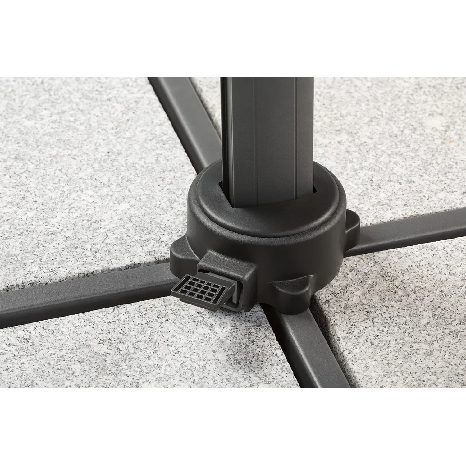 Detailaufnahme des anthrazitfarbenen Schirmständers für Schneider Ampelschirm, Fokus auf Basis und Feststellmechanismus.