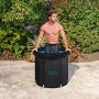 Mann im Bestway LAY-Z-SPA Eisbad Glacial Zen, einem schwarzen, aufblasbaren Whirlpool mit Filterpumpe.