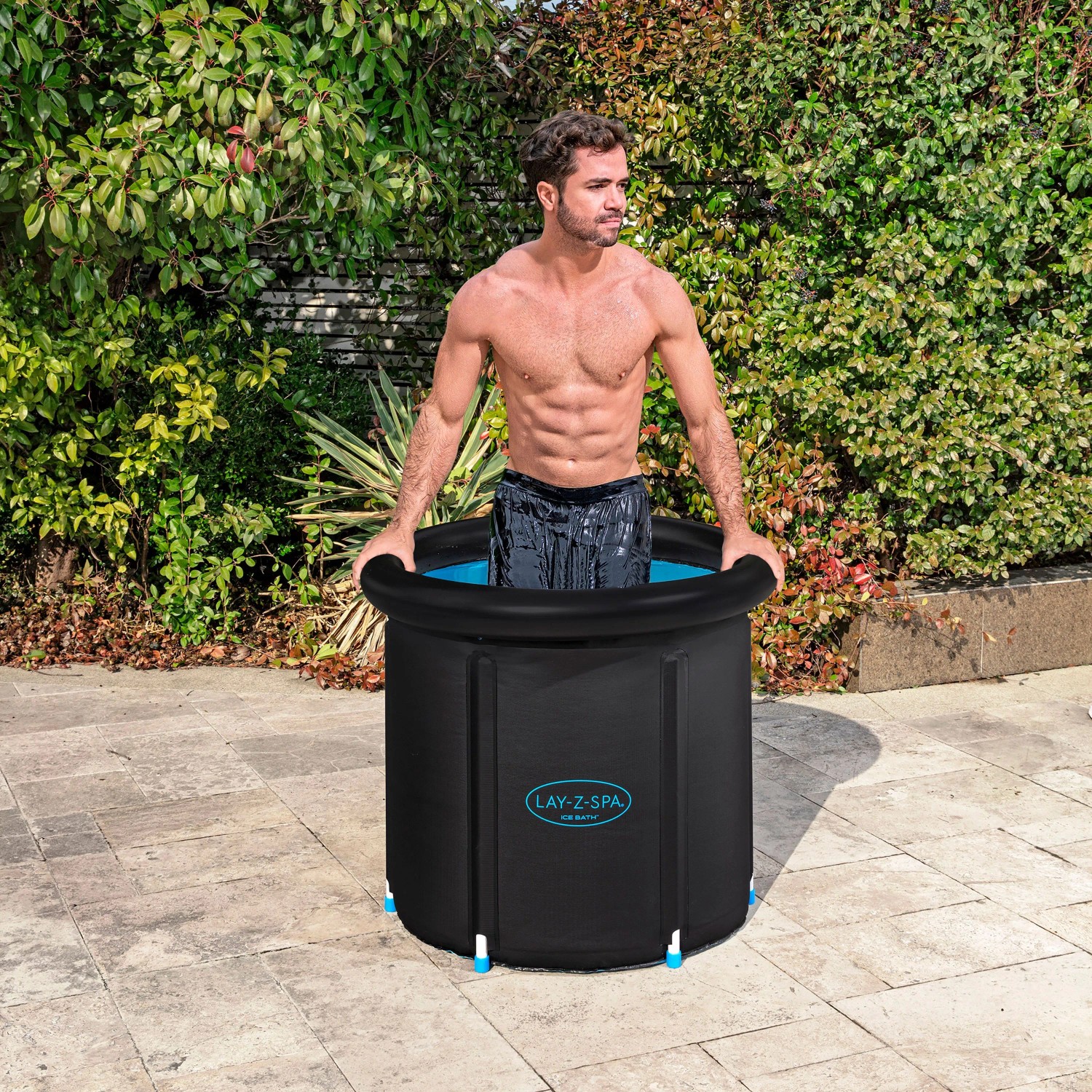 Mann im Bestway LAY-Z-SPA Eisbad Glacial Zen, einem schwarzen, aufblasbaren Whirlpool mit Filterpumpe.