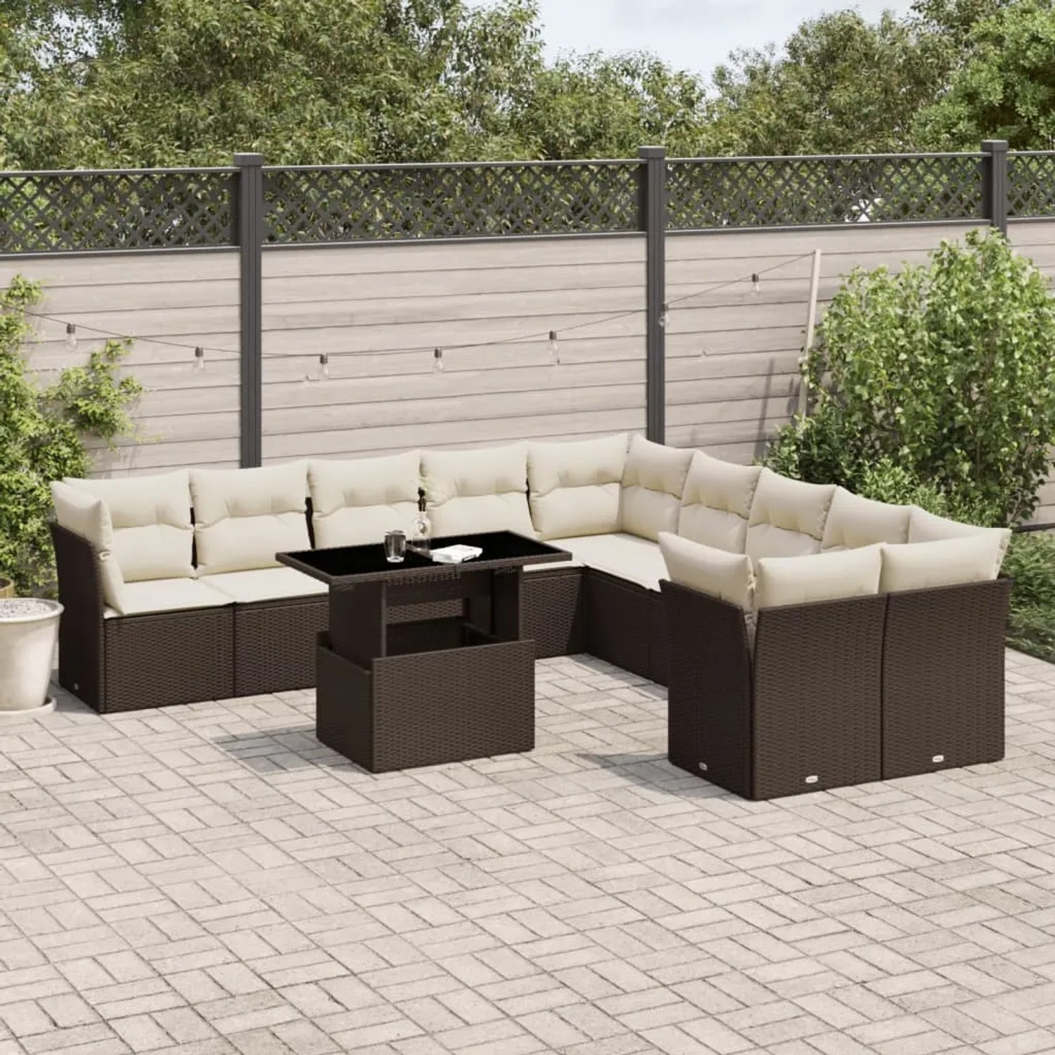 Braune 11-tlg. vidaXL Garten-Sofagarnitur aus Poly Rattan mit cremefarbenen Kissen und höhenverstellbarem Tisch.