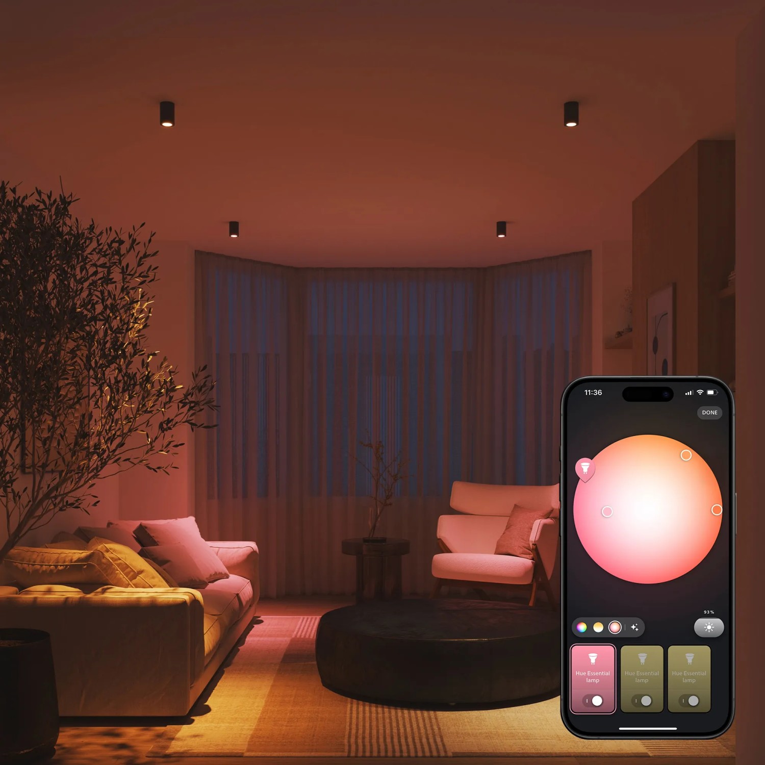 Wohnzimmer mit Philips Hue GU10 Leuchtmittel, gesteuert per App auf einem Smartphone.