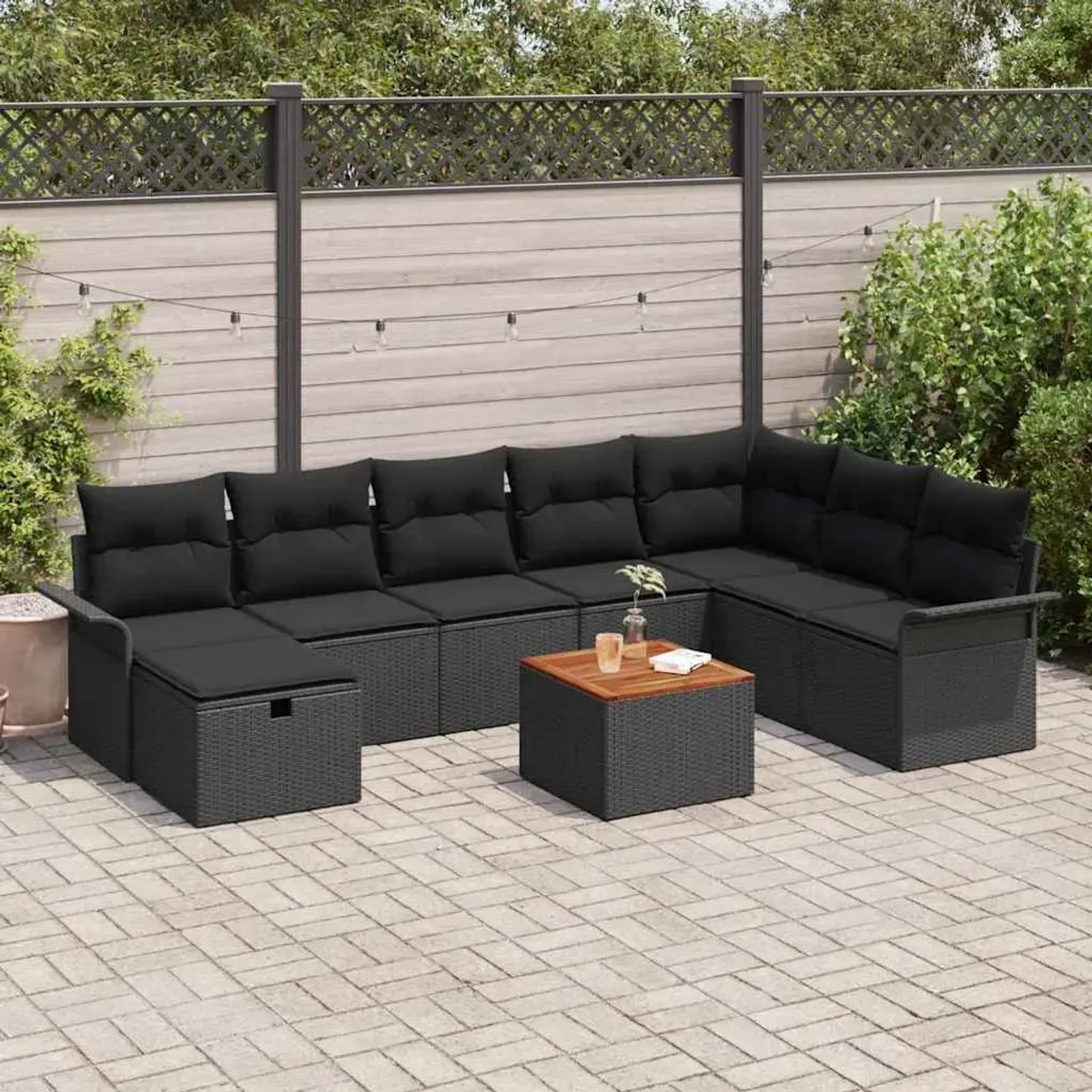 Schwarzes 9-teiliges vidaXL Garten-Sofa-Set aus Poly Rattan mit Kissen und Tisch.