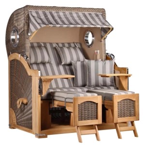 GarWoh Strandkorb Rantum Grande Teak, grau gestreift, mit Bullaugen und Bistrotischen.