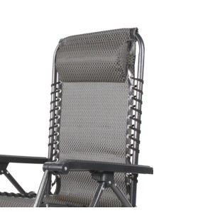 Detailansicht: Grauer Relaxsessel mit Kopfpolster, ideal für Camping und Garten.