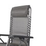 Detailansicht: Grauer Relaxsessel mit Kopfpolster, ideal für Camping und Garten.