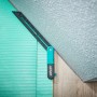 wolfcraft Verlege-Set für Vinyl im Einsatz: Winkelschmiege zum Anpassen von Vinylboden an eine Ecke.