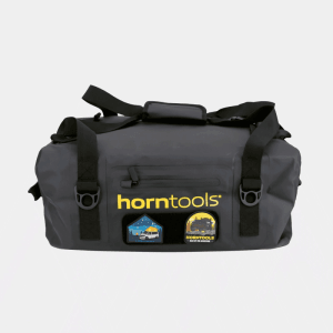 Schwarze Horntools Expedition Bag, wasserdichte Campingtasche mit Tragegurten und Logos.