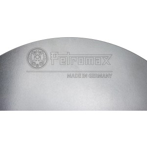 Detailaufnahme der Petromax Grill- und Feuerschale Ø 48 cm mit Logo und Herkunftsbezeichnung.
