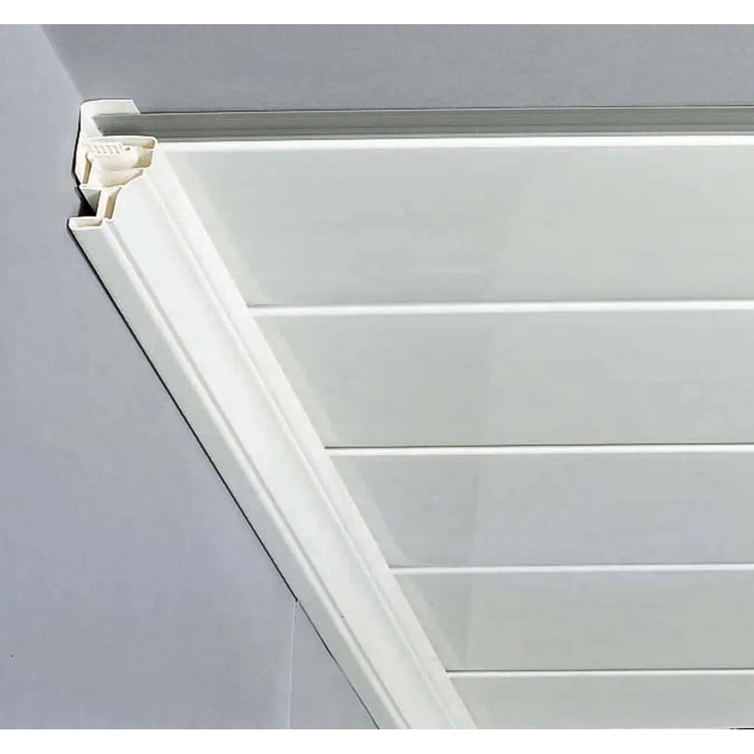 Weißes Grosfillex Hohlkehlprofil (8-10 mm) für Wand- und Deckenpaneele, klippbar.