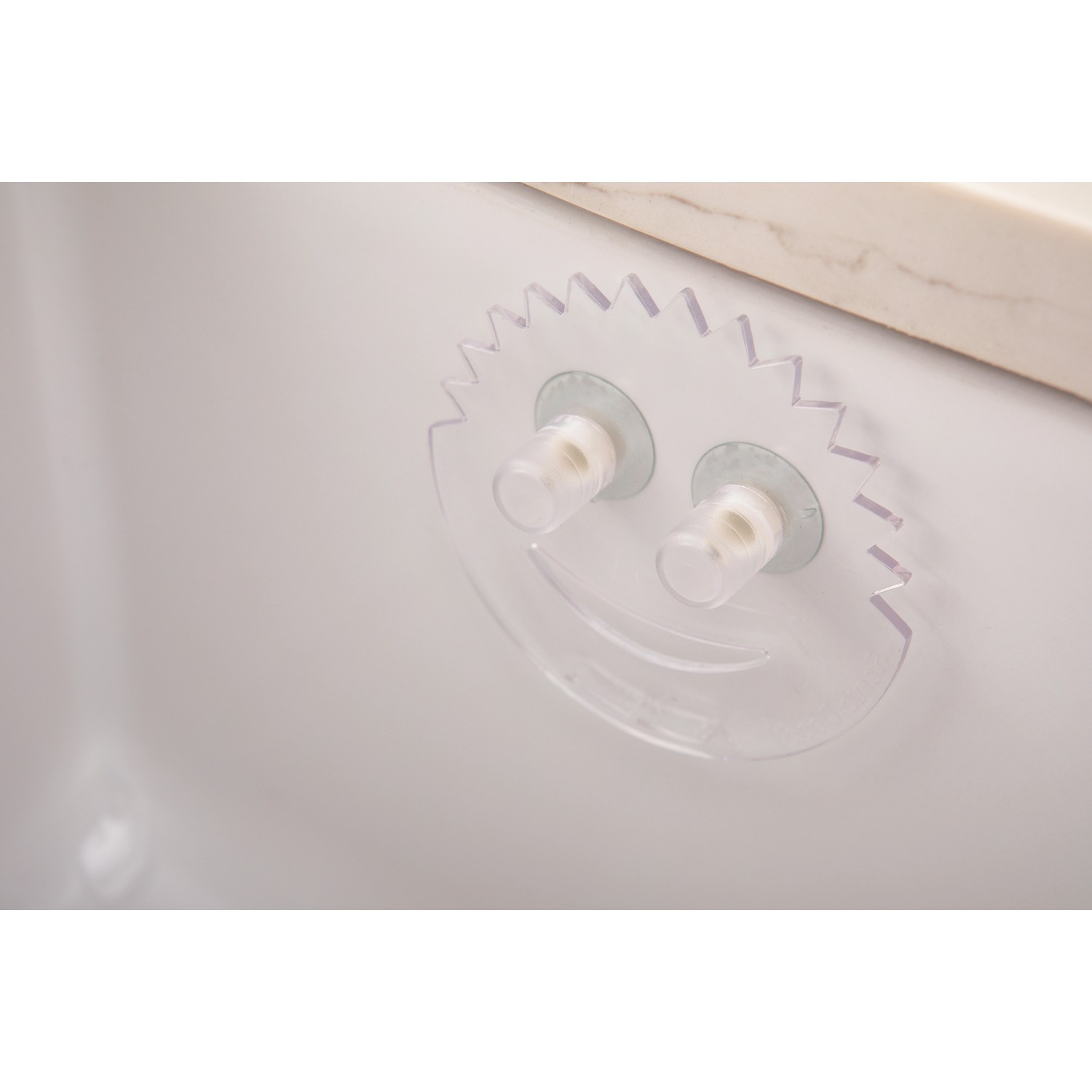 Transparenter Scrub Daddy Caddy Halter mit Saugnäpfen in Spüle befestigt.