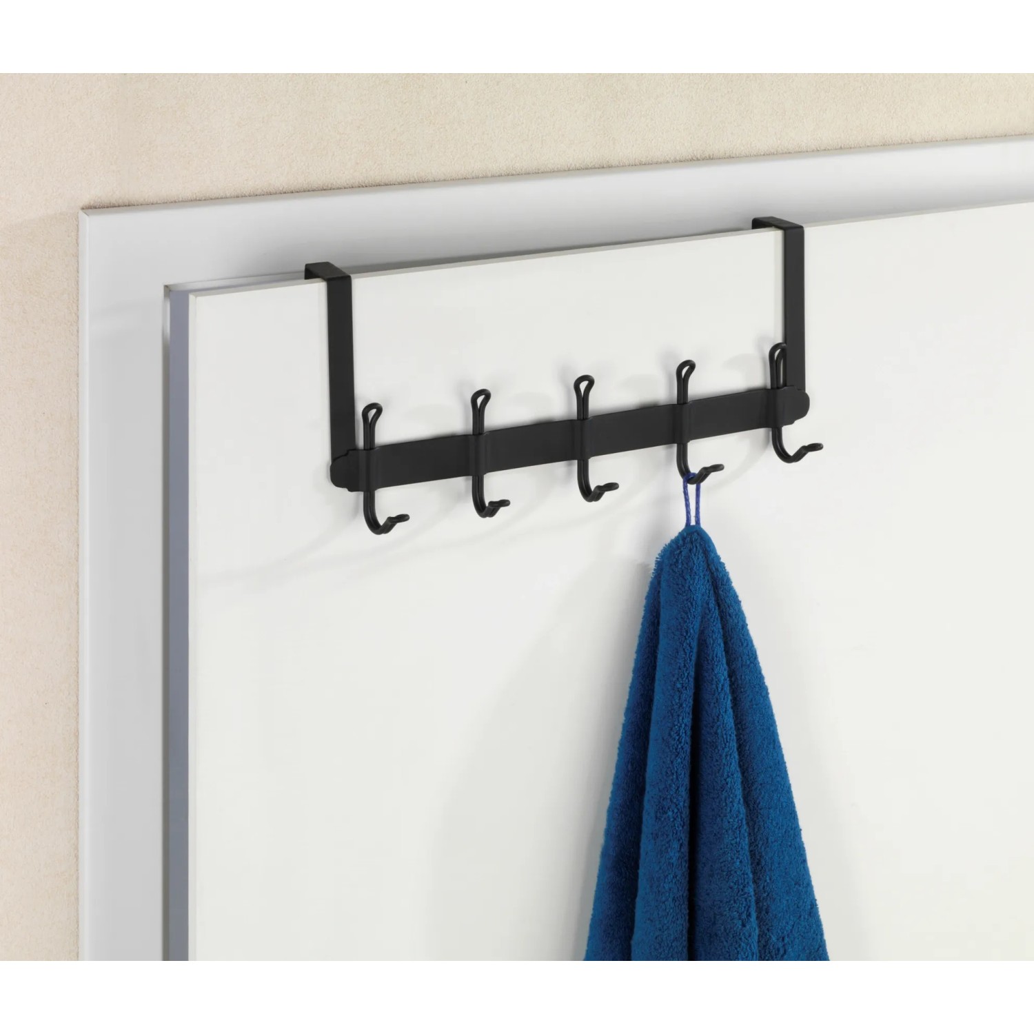 Schwarze Wenko Türgarderobe Nostalgie mit 5 Haken an weißer Tür mit Handtuch.