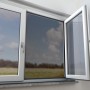 Anthrazitfarbenes Insektenschutznetz am Fenster, 130x150 cm, schützt vor Insekten.