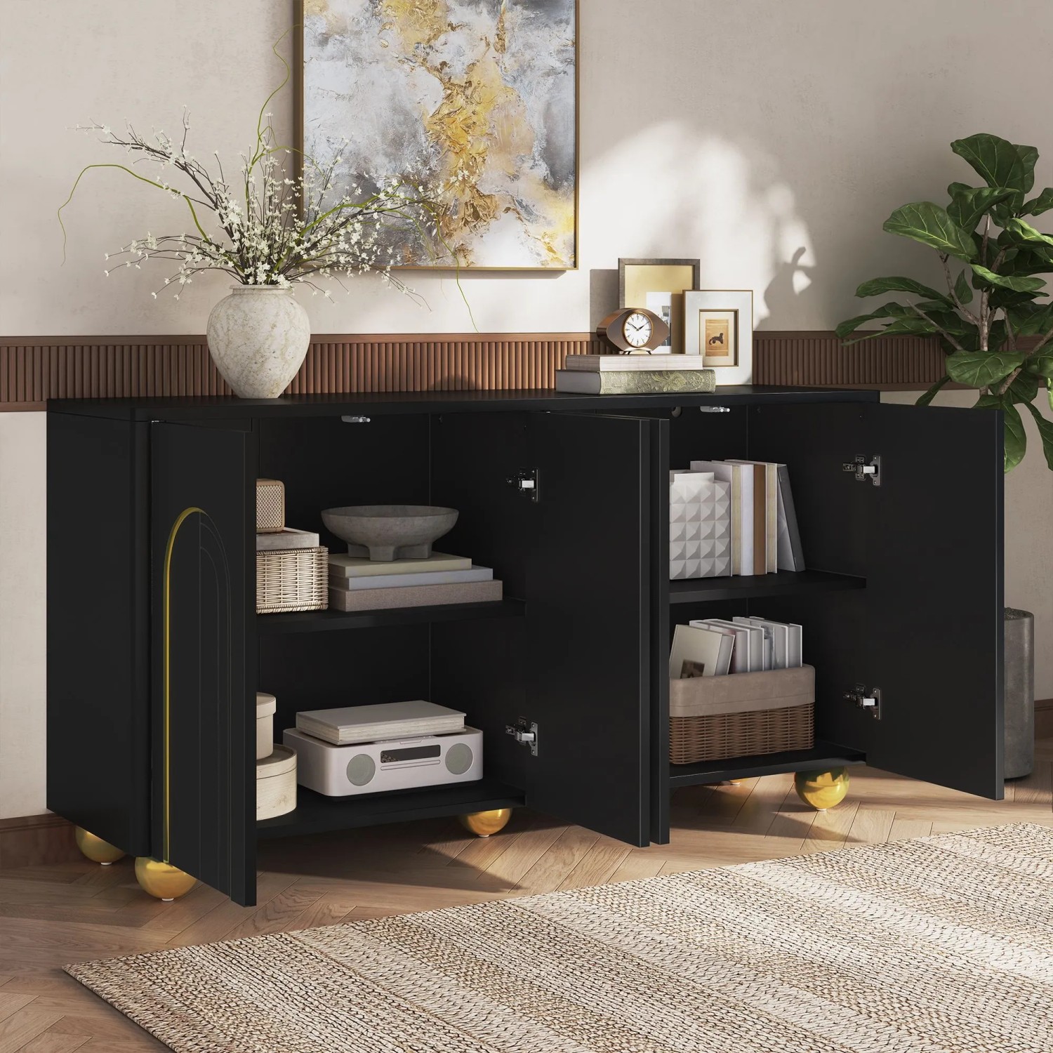 Schwarzes Merax Sideboard mit 4 Türen, goldenen Bogenlinien und kugelförmigen Metallfüßen. Offene Fächer zeigen Stauraum.