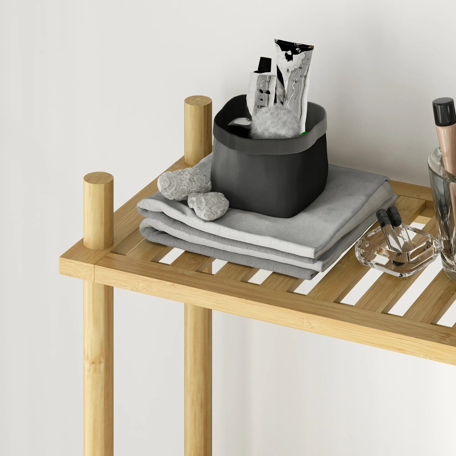 HOMCOM Toilettenregal aus Bambus, Naturholz, mit Handtüchern und Badutensilien dekoriert.