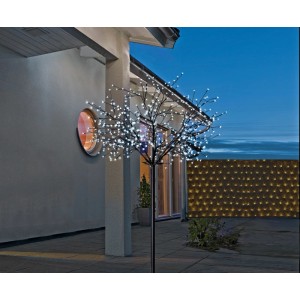 Schwarzer LED-Baum (240 cm) mit kaltweißen Blüten als stimmungsvolle Außenbeleuchtung.