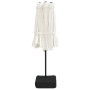 Geschlossener, sandweißer Doppel-Sonnenschirm mit LED und schwarzem Ständer.
