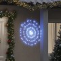 Kaltweiße LED-Feuerwerk-Lichterkette als Weihnachtsbeleuchtung an Hauswand, mit festlicher Außendeko.