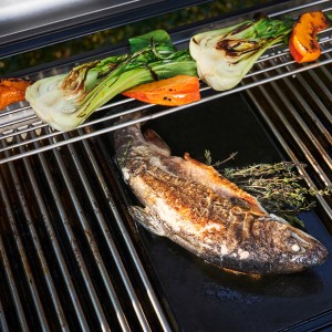 Char-Broil Grillplatte Smart-E mit Fisch und Gemüse auf Grill. Grillutensil für Elektrogrill.