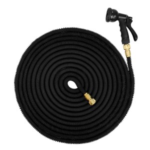 Schwarzer, flexibler 30 m Gartenschlauch mit Brause und Anschluss-Stück von eyepower.