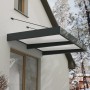 Graues Palram Canopia Vordach Sophia XL 192x140 cm am Haus montiert.