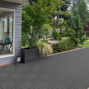 Verlegte, anthrazitfarbene Home Deluxe WPC-Fliesen Bavaro im Außenbereich.
