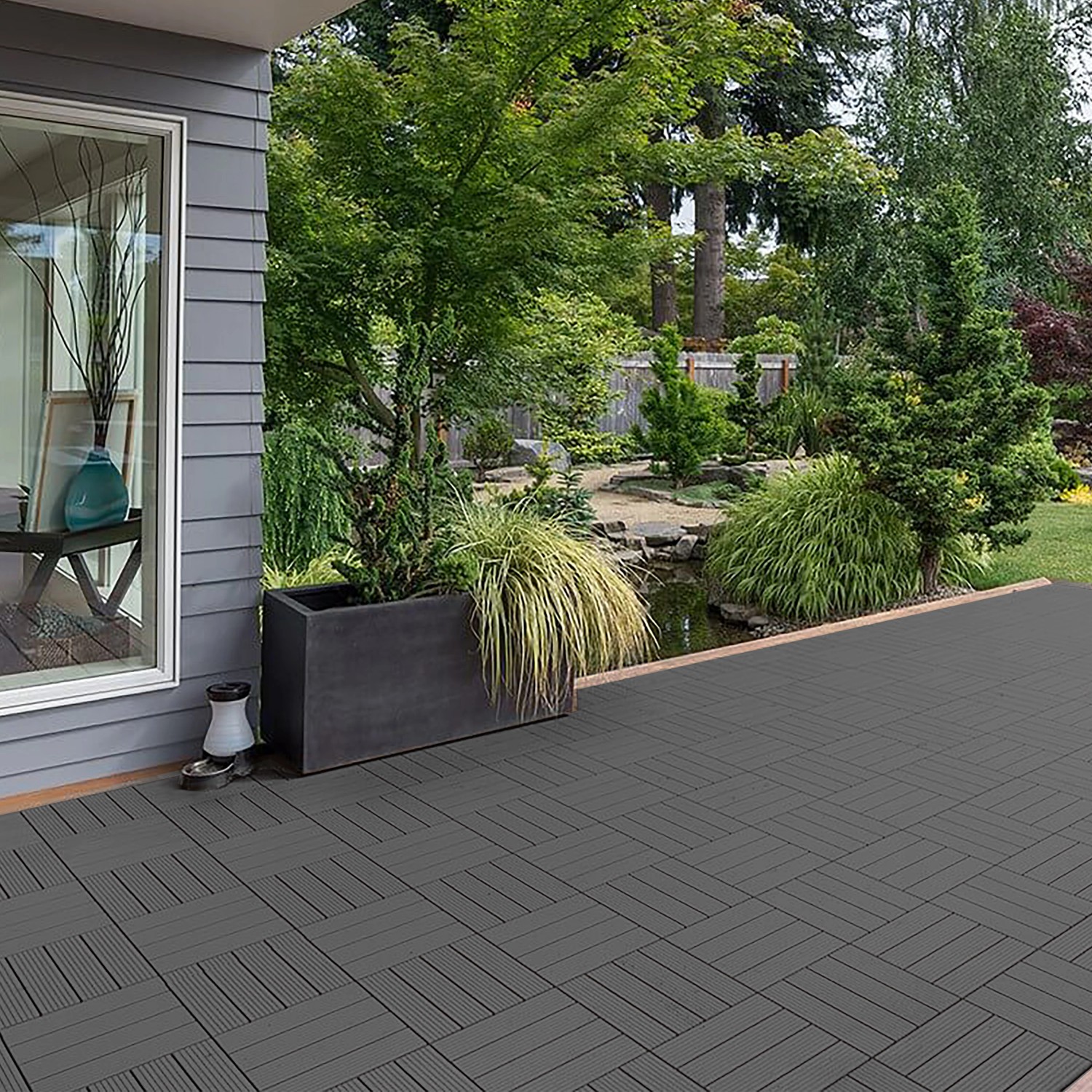 Verlegte, anthrazitfarbene Home Deluxe WPC-Fliesen Bavaro im Außenbereich.