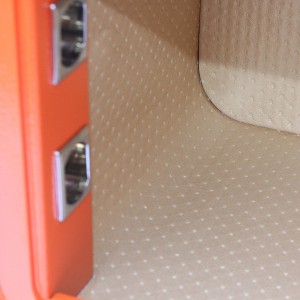 Innenansicht: Orangefarbener mySafe Möbeltresor mit hellem Innenraum und Verankerungslöchern.