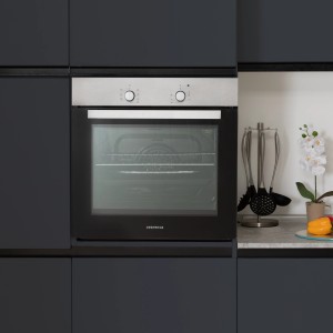 Respekta Herdset Solero + Alois: Einbaubackofen in Edelstahloptik mit schwarzer Glasfront in dunkler Küche.