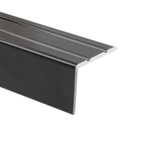 Schwarzes KARAT Winkelprofil, selbstklebend, 2,45x2x100cm, für Kanten und Treppen.