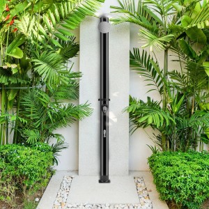 Schwarze Juskys Solardusche Victoria mit Regendusche und Fußdusche im Garten.