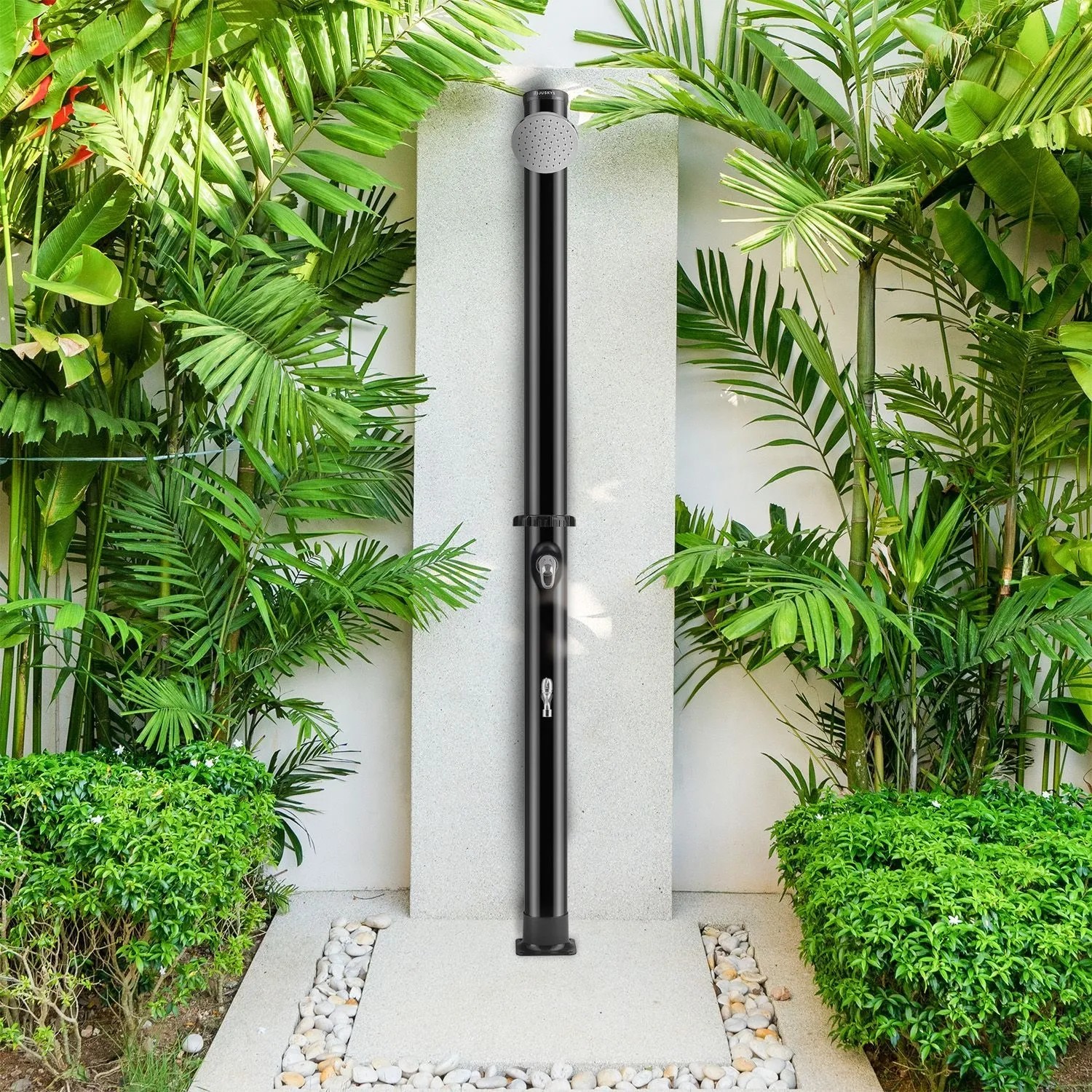 Schwarze Juskys Solardusche Victoria mit Regendusche und Fußdusche im Garten.
