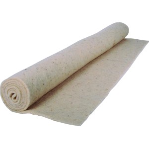 Winterschutzmatte aus Schafswolle, naturweiß, gerollt. Schutz für Pflanzen im Garten.