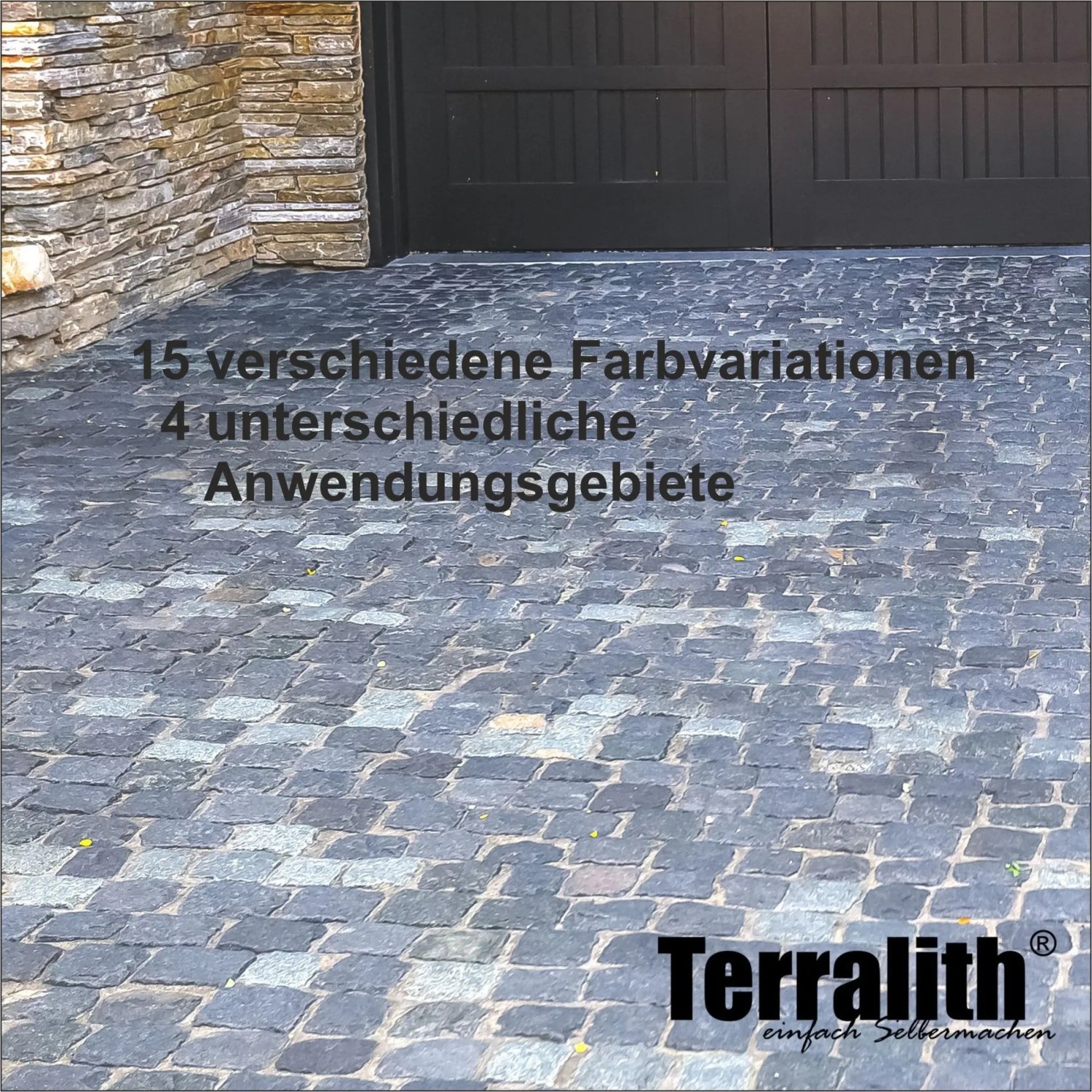 Terralith Pflasterfugenmörtel auf grauen Pflastersteinen vor Garage. Für PKW-Flächen, robust & witterungsbeständig.