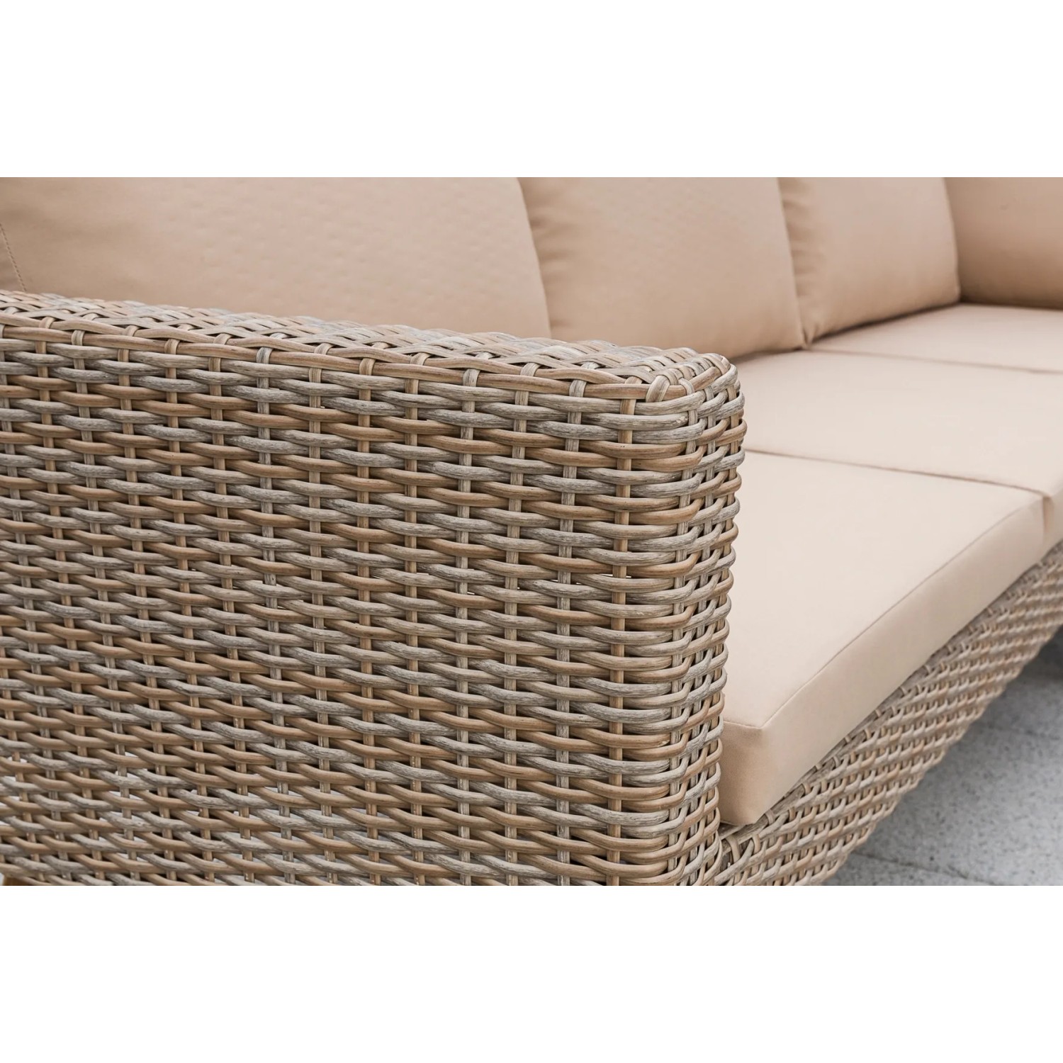 Detailansicht der Garten Eckbank-Gruppe Pamplona: Polyrattan Geflecht und beige Kissen.