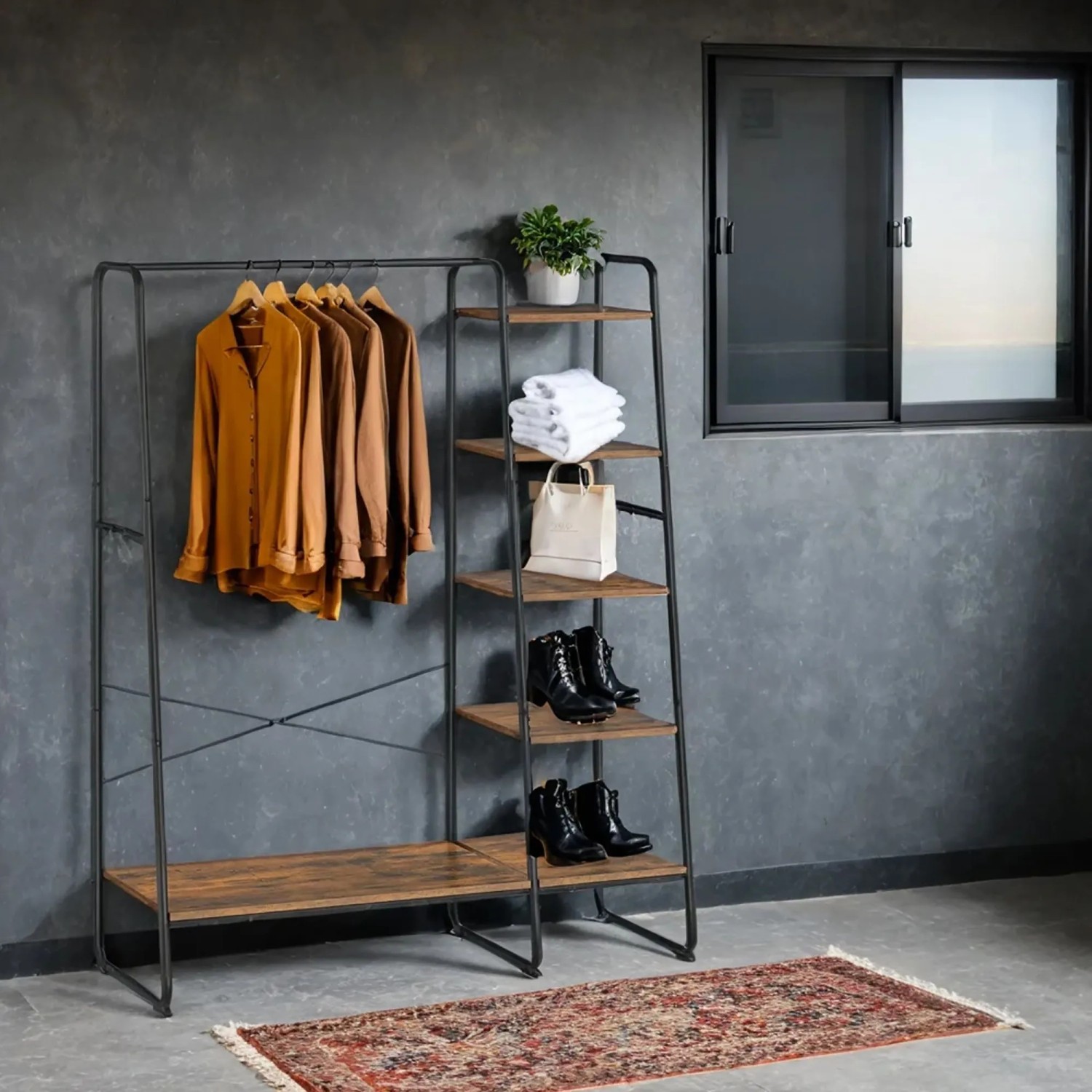 Songmics Kleiderständer Colten mit Schuhregal in Braun-Schwarz mit Kleidung, Schuhen und Deko.