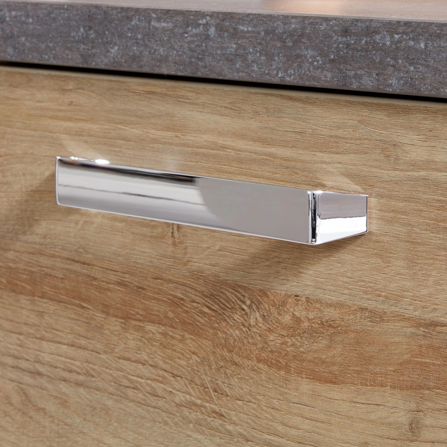 Detailaufnahme: Bad-Hängeschrank Eiche Riviera Honig mit Chromgriff.