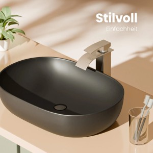 Mattschwarzes Emke Aufsatzwaschbecken, abgerundet rechteckig, aus Keramik.